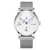 Montre automatique réserve de marche cadran blanc et aiguille bleu sur bracelet acier mesh
