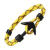 un bracelet ancre noir sur cordon jaune orange noir