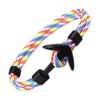 un bracelet ancre noir sur cordon arc en ciel