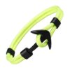 un bracelet ancre noir sur cordon vert fluo