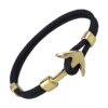 un bracelet ancre or sur cordon noir