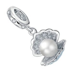 Pendentif charm en argent représentant un coquillage ouvert avec perle et zircon