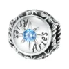 Charm Bélier en argent avec pierre du zodiaque bleu clair.