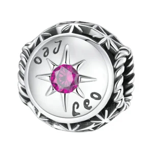 Charm Lion en argent avec zircon rose intense.