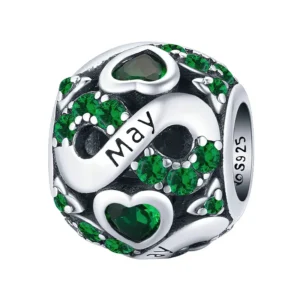 Charm mois de mai en argent avec pierres vertes.