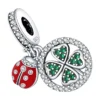 Charm coccinelle trèfle en argent et zircons verts, suspendu sur anneau pavé de zircons blanc