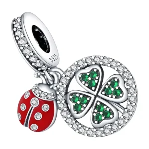 Charm coccinelle trèfle en argent et zircons verts, suspendu sur anneau pavé de zircons blanc