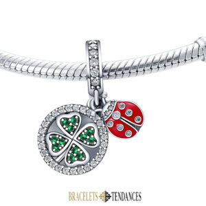 Vue du charm coccinelle trèfle argent porté sur un bracelet argenté