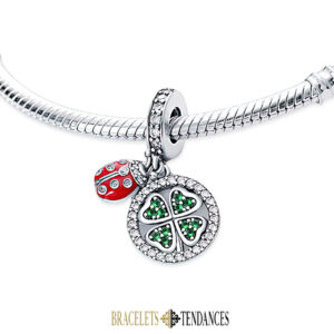 Vue du charm coccinelle trèfle argent porté sur un bracelet argenté