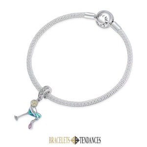 Charm cocktail suspendu à un bracelet argenté, vue portée