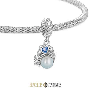 Charm crabe en argent avec perle et cœur bleu porté sur bracelet en maille argentée