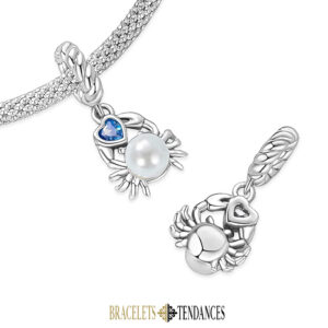 Vue recto verso du pendentif charm crabe argent avec perle blanche et zircon bleu