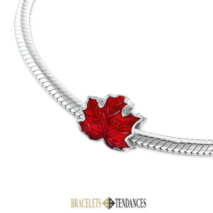 Charm feuille d'érable rouge en argent monté sur bracelet maille serpent
