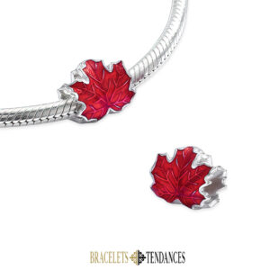 Charm feuille érable rouge en argent 925 vu de face et en détail
