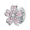 charm fleur rose argent orné de zircons roses en forme de fleur à cinq pétales