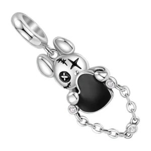 Charm en forme d’ours argent tenant un cœur noir avec chaîne décorative