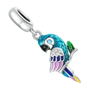 Symbole d’exotisme et de liberté, ce petit charm perroquet multicolore en argent attirera instantanément les regards. Avec son plumage éclatant en émail coloré et son regard rehaussé d’un zircon bleu lumineux. Il évoque la beauté sauvage des tropiques. Son corps finement travaillé en argent sterling 925 est mis en valeur par des nuances vives de bleu, vert, rose et jaune, savamment réparties sur ses ailes, sa queue et sa crête. Chaque détail : du bec noir à la feuille verte perchée sur sa queue est une célébration minutieuse de la nature. Parfaitement adapté aux bracelets porte-charms, ce pendentif perroquet est doté d’un anneau solide de 4,5 mm de diamètre. Il ondulera légèrement au rythme des mouvements de votre poignet. Il ajoutera une touche ludique et élégante à vos compositions les plus originales. Un véritable bijou totem, à offrir à une amoureuse de nature ou à ajouter à une collection haute en couleur.