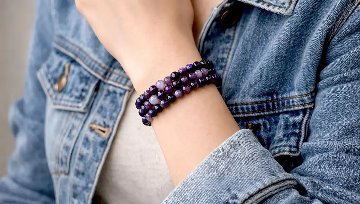 Bracelets en perles naturelles améthyste et agate violette avec onyx noir, portés au poignet