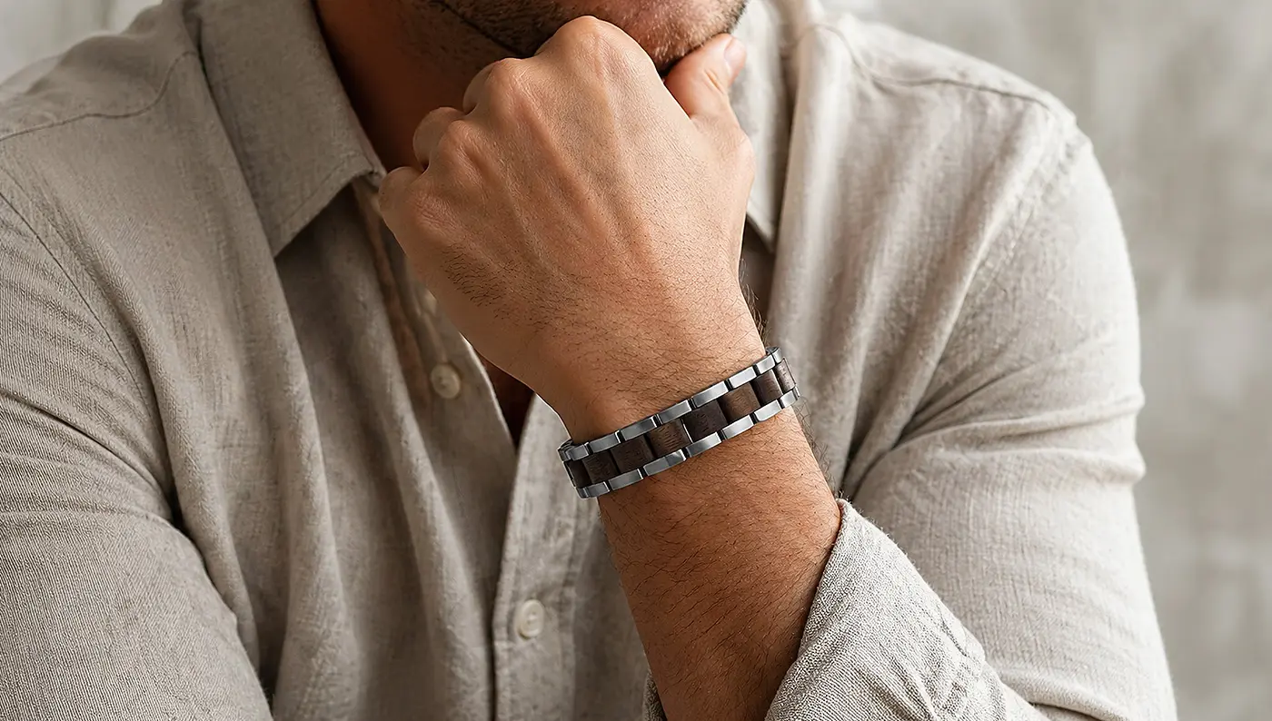 Bracelet en bois et acier pour homme porté au poignet dans un style sobre et moderne
