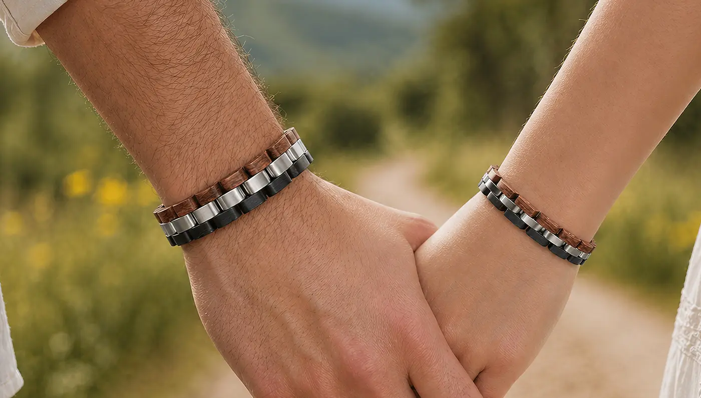 Bracelets en bois portés par un homme et une femme se tenant la main sur un chemin de campagne