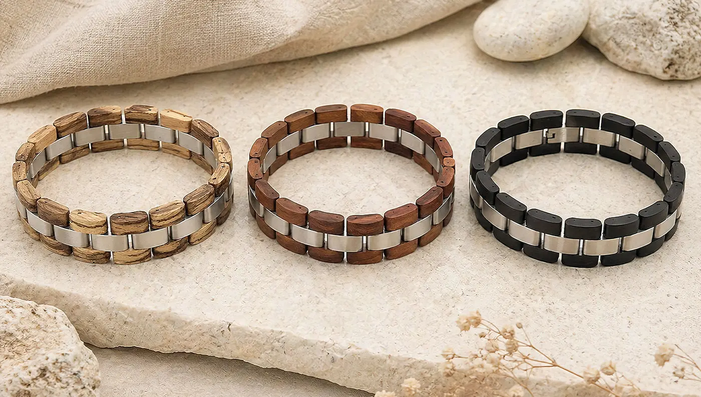 Collection de bracelets en bois pour homme présentés sur pierre claire et tissu en lin